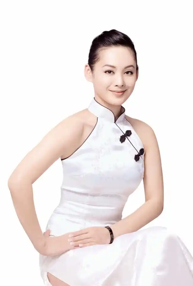 她18岁出道24岁嫁外国导演,离婚后独自带儿子,如今45岁过得精彩