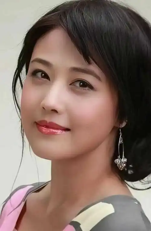 众多明星发文悼念周海媚,香港老牌明星四大天王同时现身告别仪式