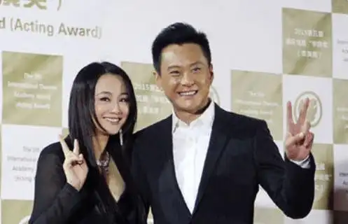 妻子却是当红明星,今48岁结婚10年恩爱如初_曹颖_王斑_媳妇