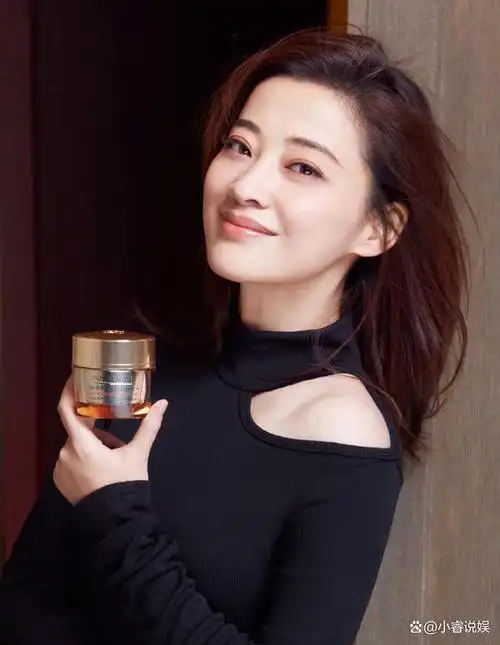 演员梅婷和摄影师曾剑结婚11年,育有一对儿女,分别是女儿快快和儿子阳