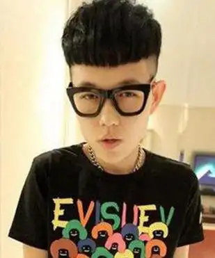 此款锅盖头男生发型,两鬓及后脑勺修剪的非常的干净利落,头顶发丝做