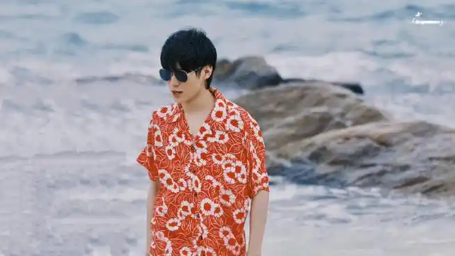 张真源晒海边比耶随拍##张真源晒海边随拍照