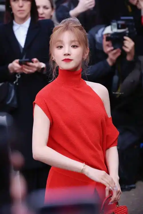 宋雨琦米兰看秀look,丸子头 半露肩,这状态简直无敌!