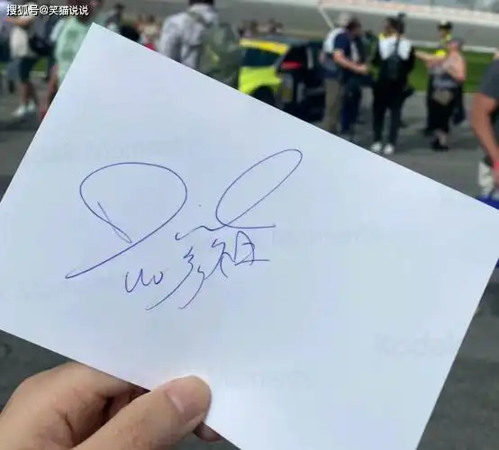 49岁吴彦祖参加赛车:墨镜赛车服好帅气,身材匀称状态佳!