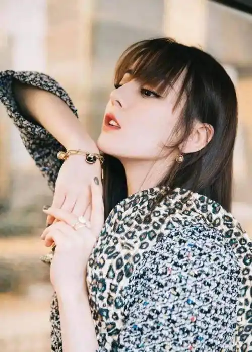 这几天迪丽热巴的下班照中,齐刘海和休闲的穿搭,和大学里的小女生没有