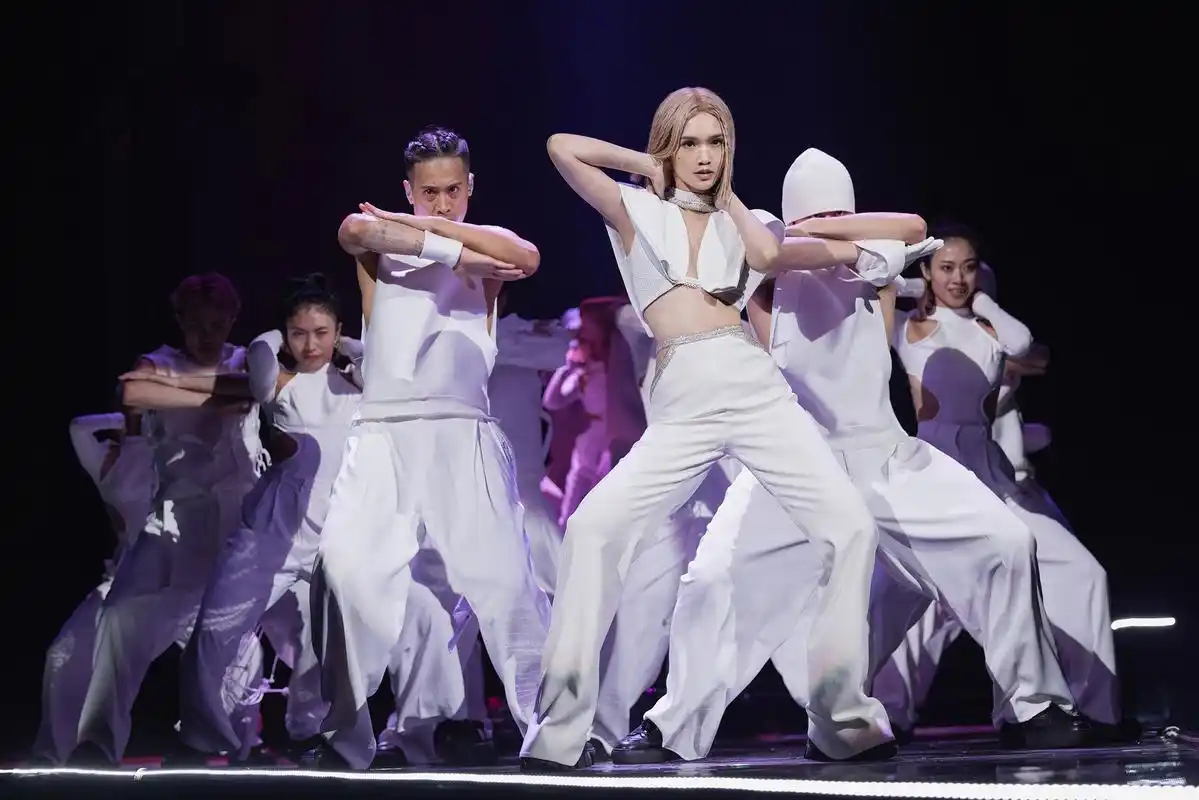 杨丞琳久违三年再开演唱会,"4 in love"合体掀起青春回忆