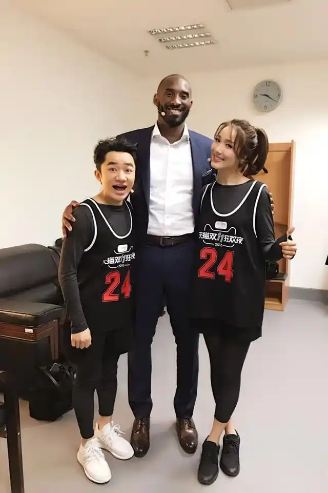 王祖蓝夫妇跟科比合影被调侃是矮富美