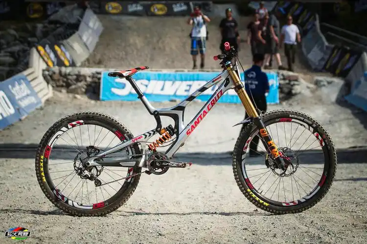 威廉堡世界杯速降赛的冠军车:格雷格·明纳的santa cruz v10cc