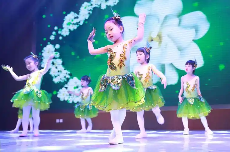 中二班小女孩们的舞蹈《亲亲茉莉花》