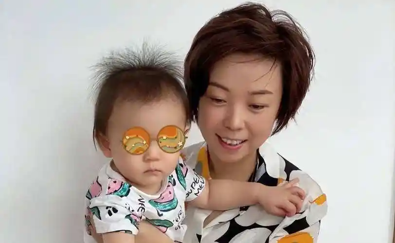 回顾张怡宁闪婚嫁给袁立前任生下一儿一女结婚14年被宠成宝