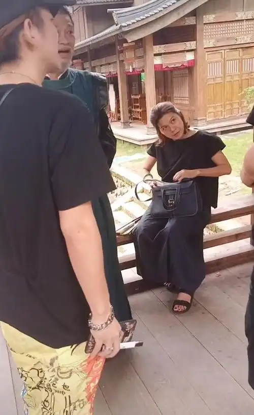 粉丝爆吴孟达骨灰已运回大马,飞机起飞那一刻,众人伤心哭了!_侯珊燕