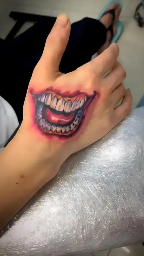 虎口纹身:小丑笑脸