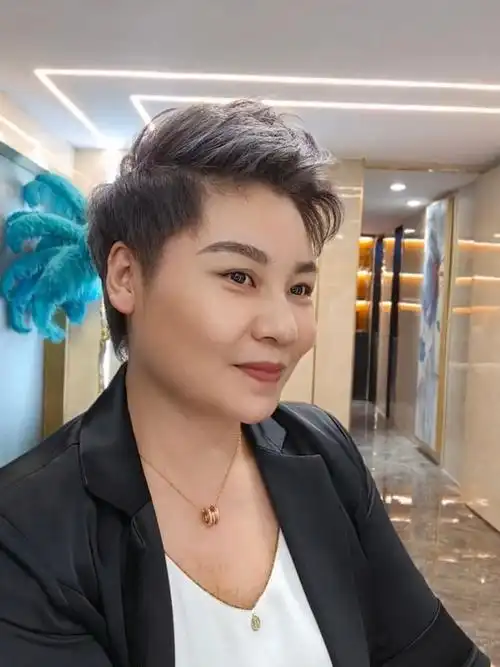 高级感短发打造气质女强人