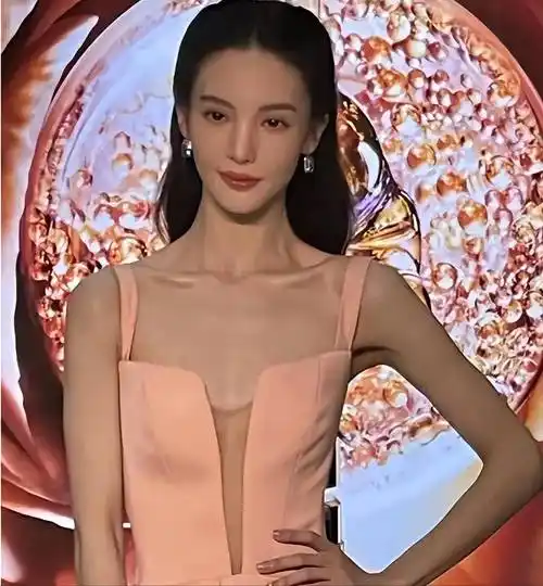 关键是,根据她参加活动现场的照片来看,恐怕连43千克都不到,因为整个