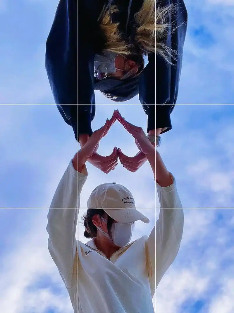 和姐妹对着天空比心～ #拍照姿势 #拍照92 #闺密 #来拍 - 抖音