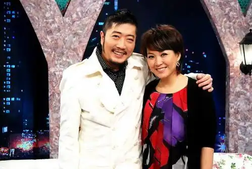 小虫做客华娱卫视静距离大谈虫式音乐奥秘