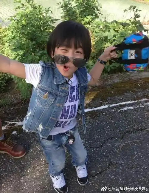 原创林志颖的忧伤11岁儿子kimi的背影都比他更大只黑米哥哥长大了