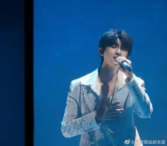 马嘉祺西装上好多珠子#马嘉祺蓝色西装造型好帅气,还有种清冷感,核