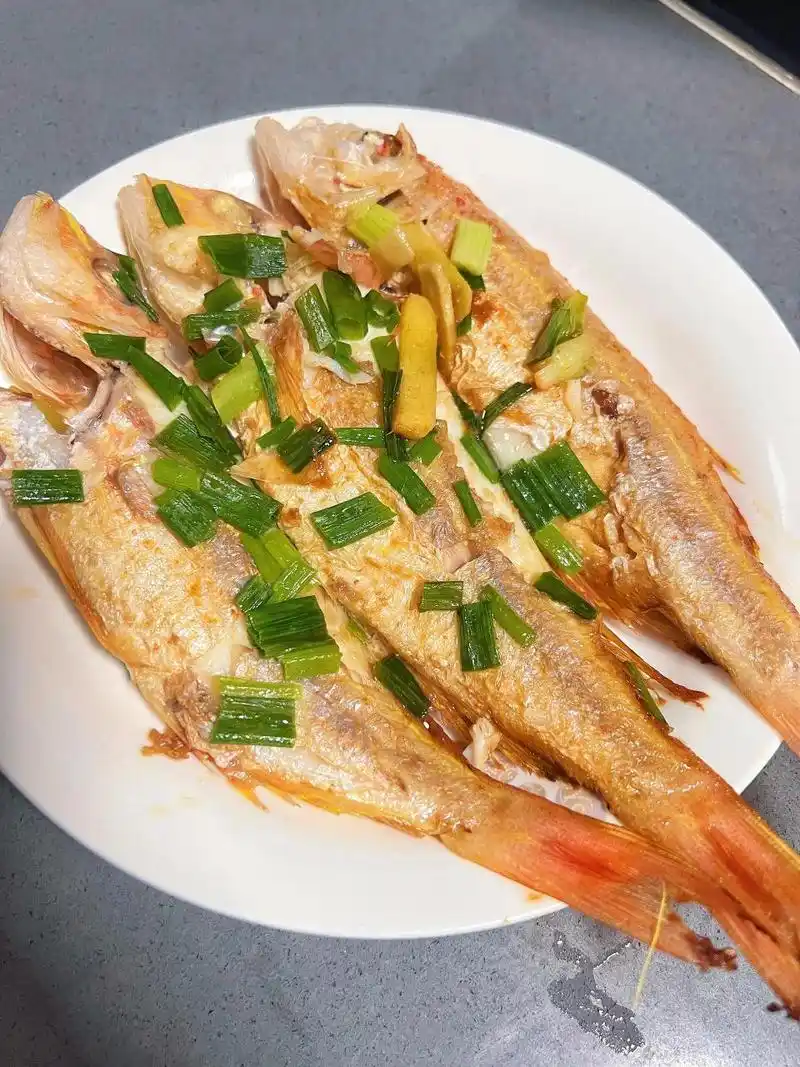 金线鱼,又称红杉鱼,黄线鱼,是一种生活在海洋中的珍贵鱼类.