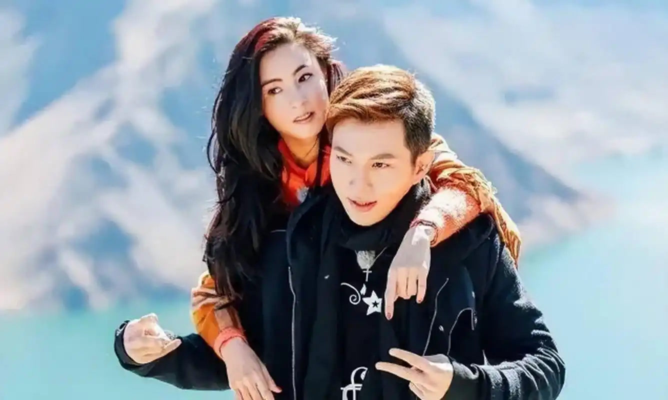 近日,港媒爆料称知名演员张柏芝和何孟怀已经在私下里领证成婚,她带着