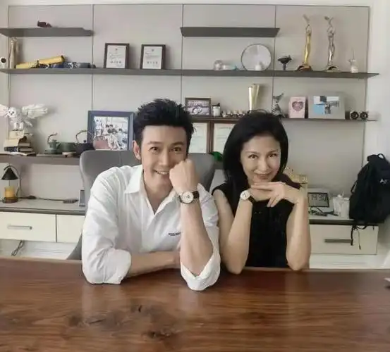 47岁鲍蕾出席活动无滤镜截图老太多发福明显疑飙至150斤