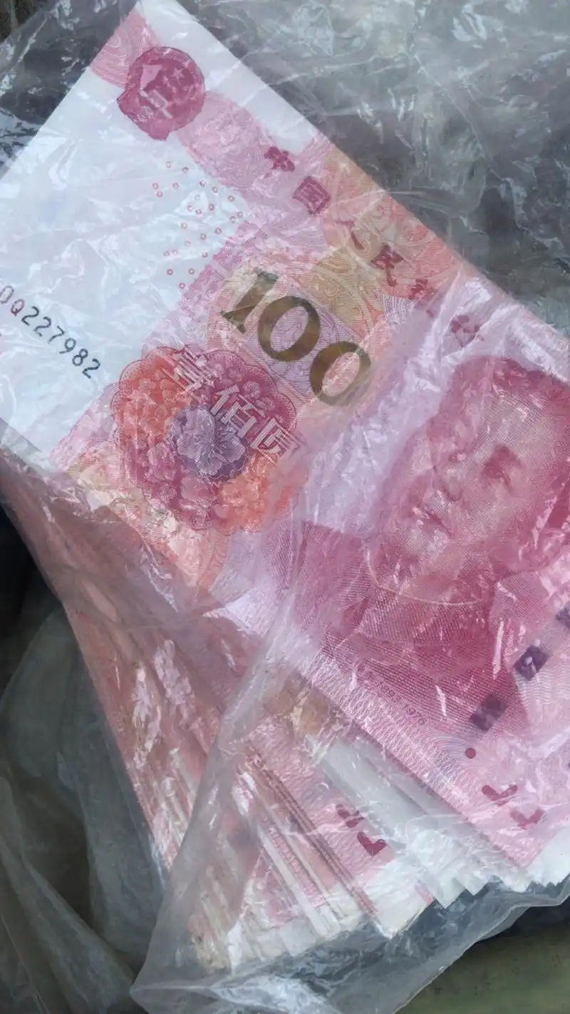 我喜欢用透明袋子装钱