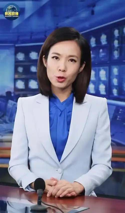 央视美女主持人宝晓峰生活照网友长相不算特别惊艳但有特点