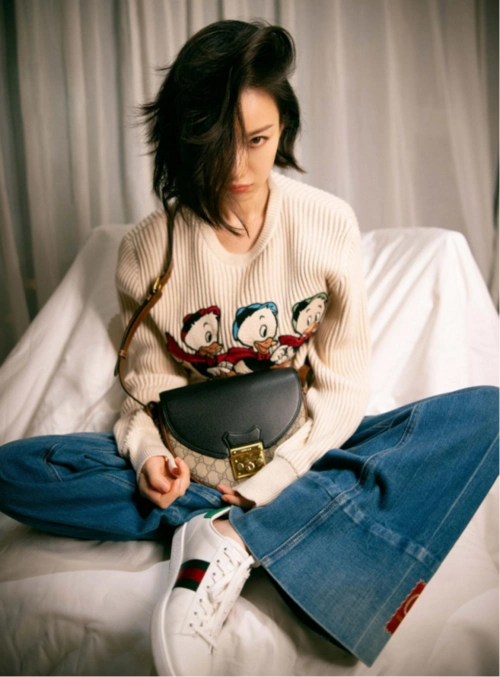 倪妮的衣品真高级穿卡通毛衣搭牛仔阔腿裤休闲又可爱真减龄