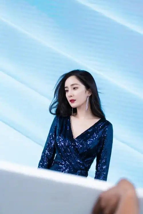 杨幂穿深v高开叉礼服裙卷发红唇超有氛围感