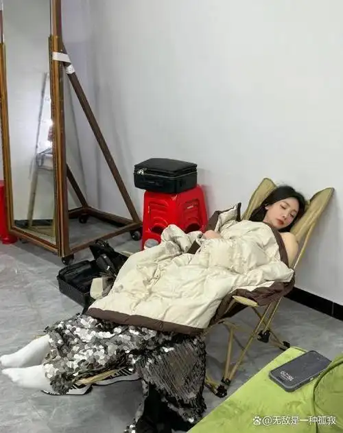 美不过一秒!柳岩穿浪姐礼服搭白袜子秋裤,一个激灵狼狈摔倒在地