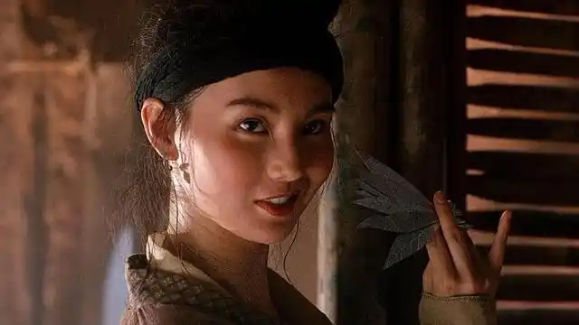 《新龙门客栈》中是有情有义的泼辣老板娘;《东成西就》中她一派轻狂