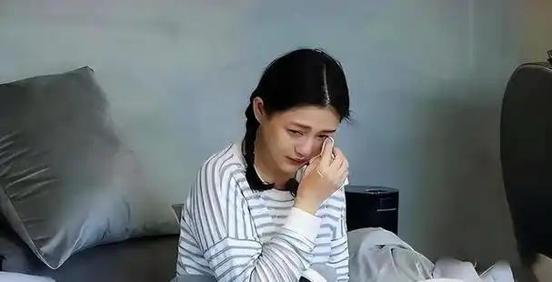 此外,经纪人还解释说大s头发变白是因为长期不染发所致,并非健康问题