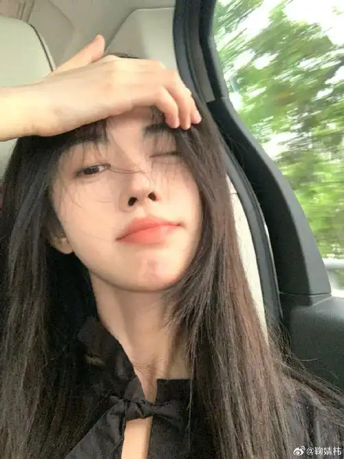 鞠婧祎露半脸自拍
