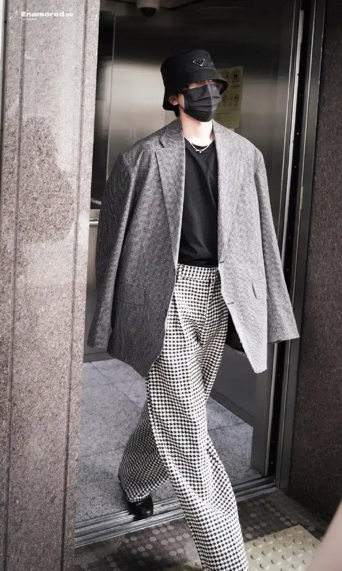 组图蔡徐坤穿格纹西装现身机场戴渔夫帽遮面酷帅有型