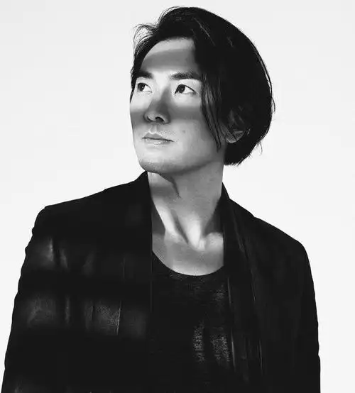 郑伊健主演喜剧电影《当男人变成女人》,饰演一名出名爱识女仔的发型