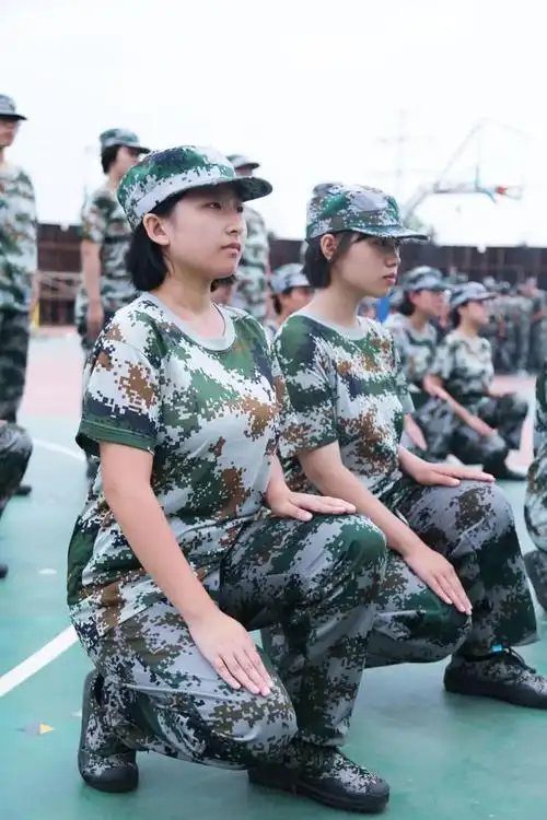 军姿飒爽青春飞扬黄河双语军训风采展示