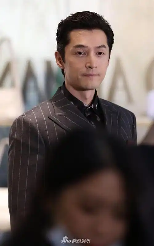 新浪娱乐讯 2020年10月10日,上海,胡歌出席品牌活动,穿条纹西装贵公子