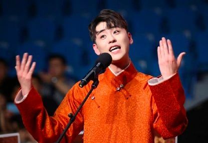 张云雷风波后疑似恢复演出!一身红色大褂相当显眼