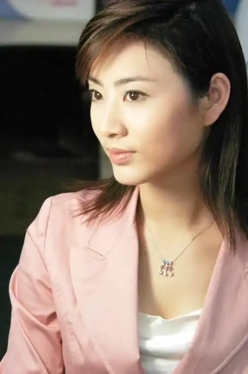 尹红:东方卫视《看东方》女主播