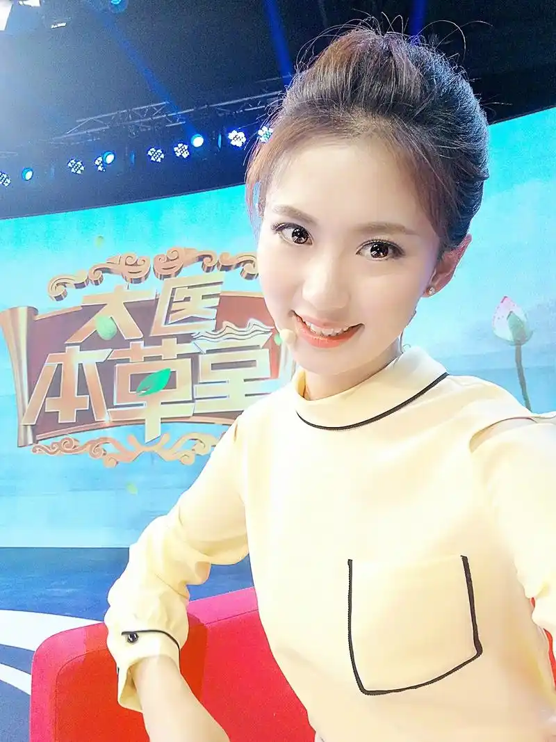 生日快乐 今天是wuli山东卫视主持人吴思嘉的生日 随着岁月的阶梯,一