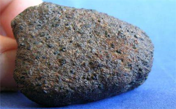 月亮陨石的特点月球陨石分为火成岩和沉积岩两大类,月球玄武岩是构成