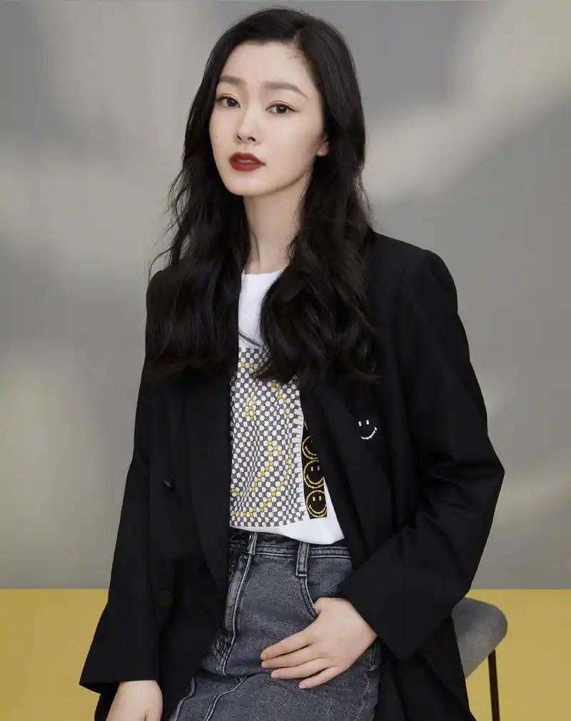 宋轶带火了"简约显贵"穿搭:黑色短外套 牛仔裤,高级又洋气