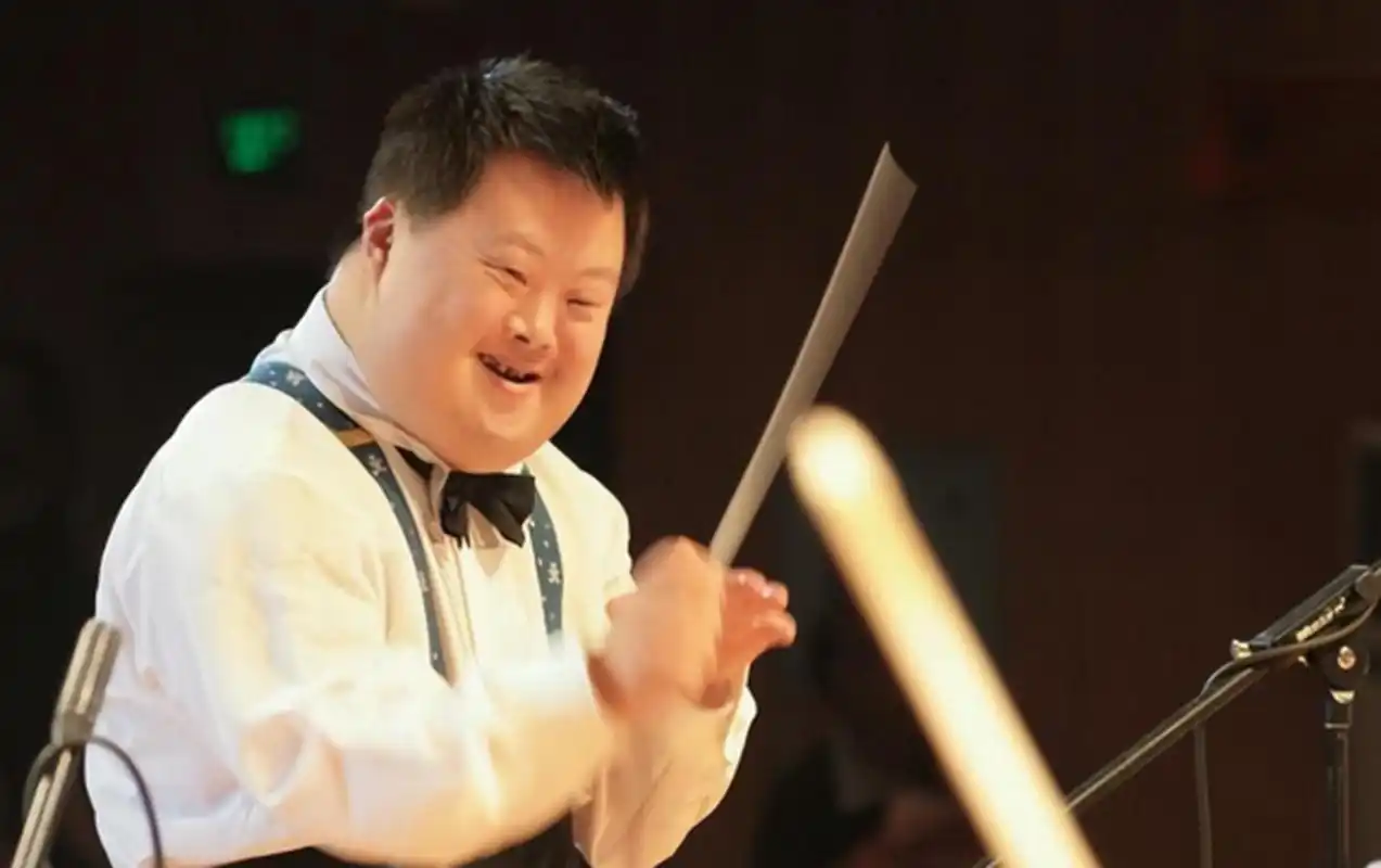 舟舟是一位唐氏儿,因音乐指挥才华被胡厚培培养成为"天才指挥家",一度