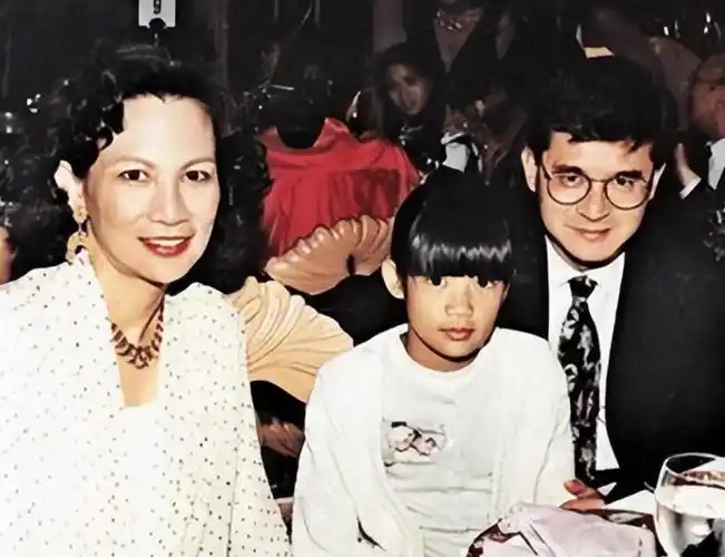 年轻时的罗康瑞说不上多么帅气,不过戴着衣服黑边儿眼镜却沉稳老练,看