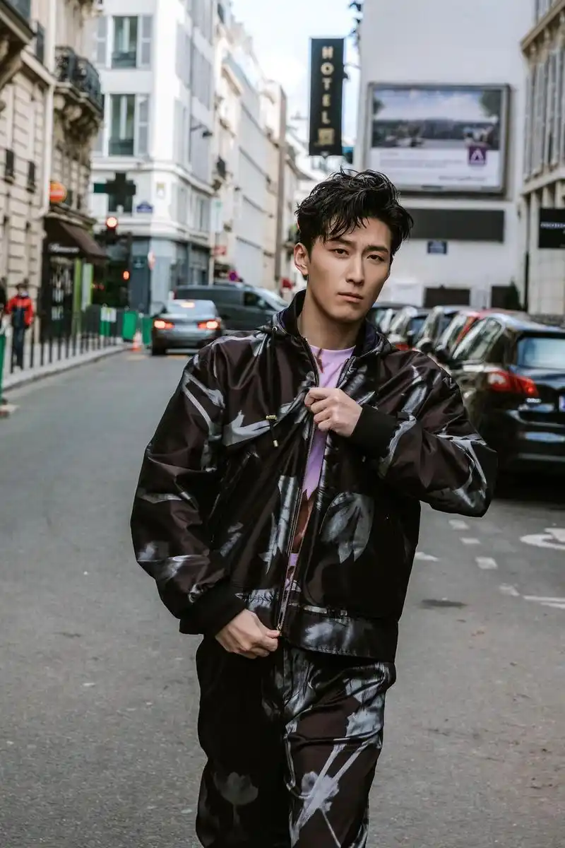 窦骁亮相巴黎秀场印花套装大展型男魅力