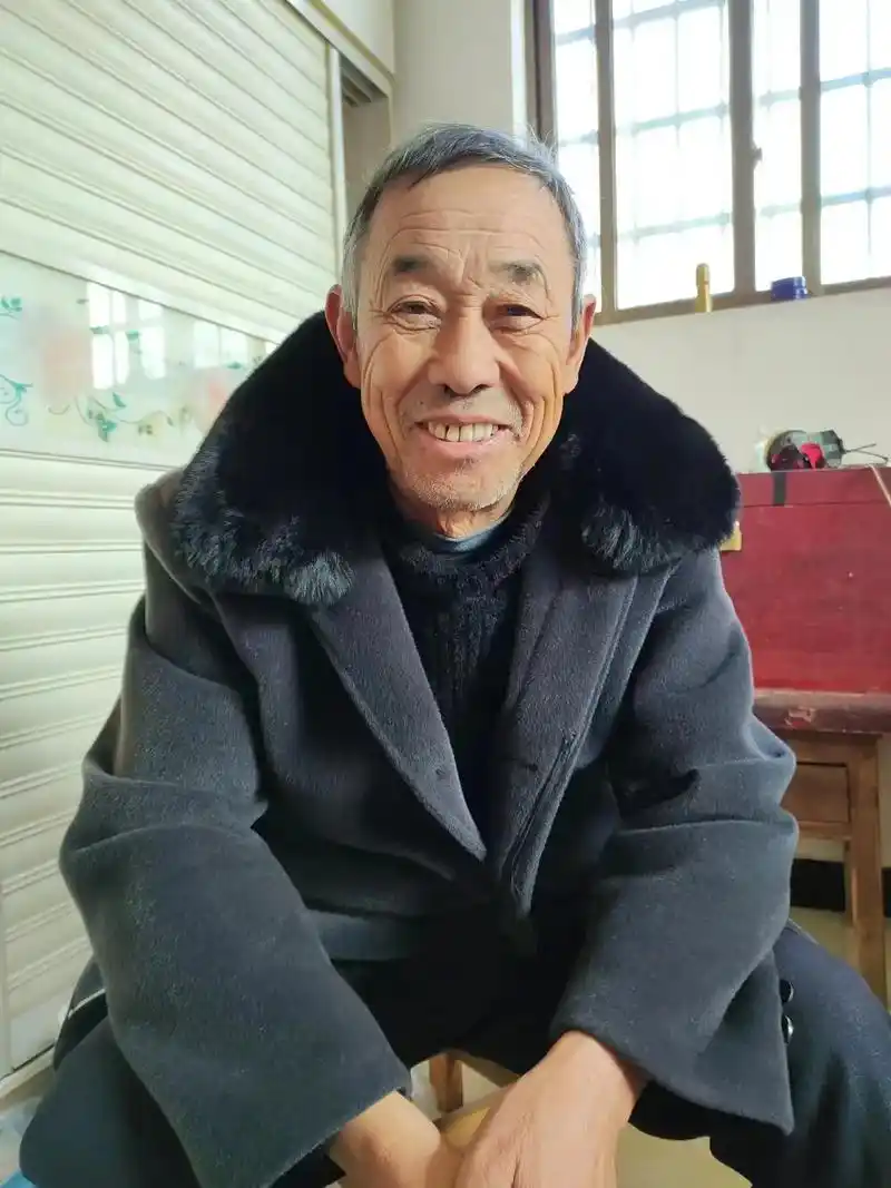 半个月前这位慈祥老人还这样紧紧抓住我的手,如今我们已天地相隔