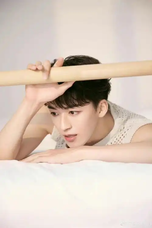 何洛洛无袖造型#何洛洛无袖造型太帅了吧,胸肌真的可!