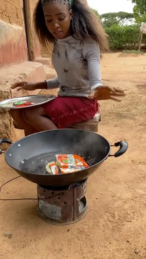 非洲妹做饭,搞里头