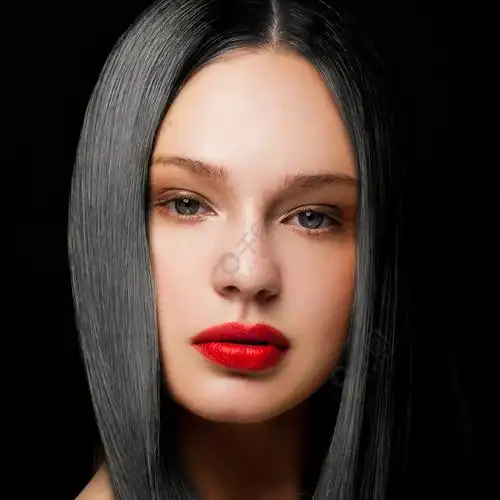 美容时装模特肖像与闪亮的黑发发型与黑色背景上的红唇