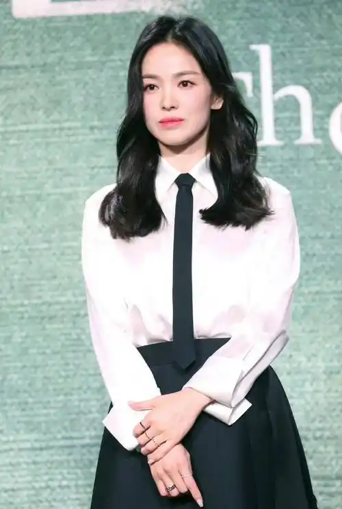 熟悉宋慧乔本人的球迷应该知道,这两年她的风格跳跃了很多.